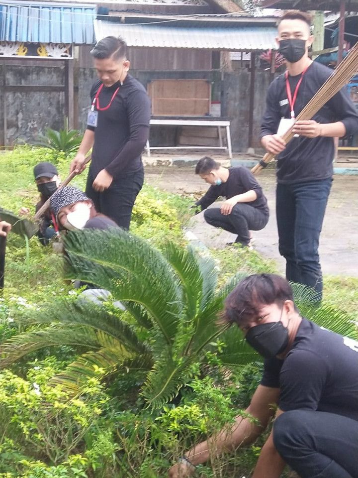 Kegiatan Jum'at Bersih di Lokasi Sekitar Lamin Budaya Pampang