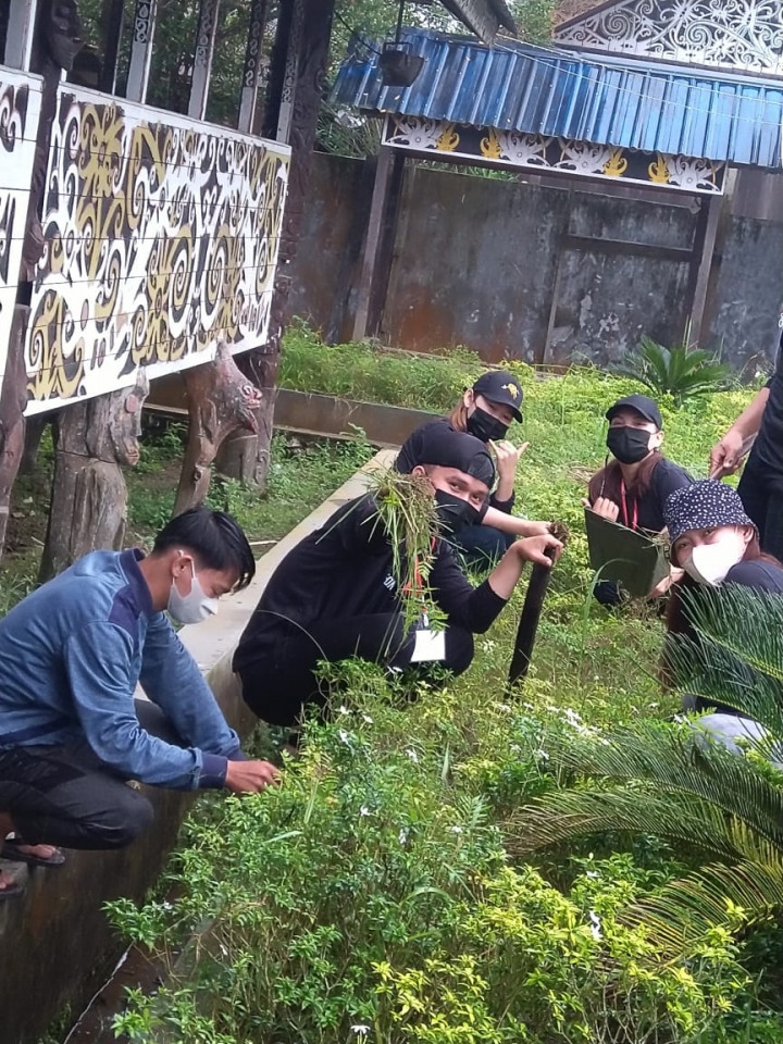Kegiatan Jum'at Bersih di Lokasi Sekitar Lamin Budaya Pampang