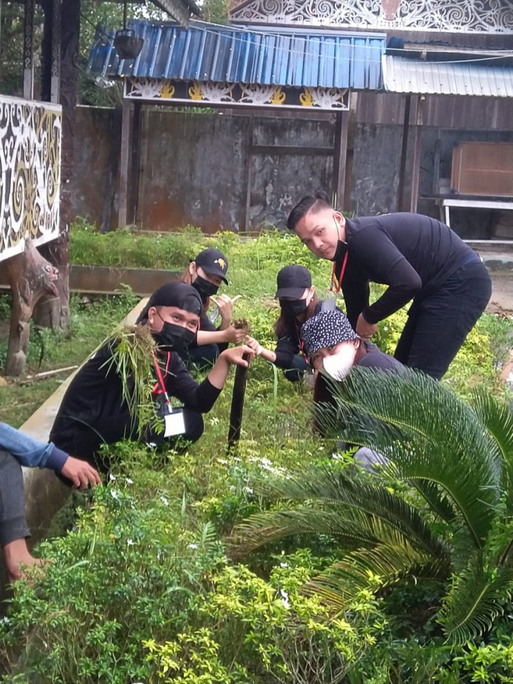 Kegiatan Jum'at Bersih di Lokasi Sekitar Lamin Budaya Pampang