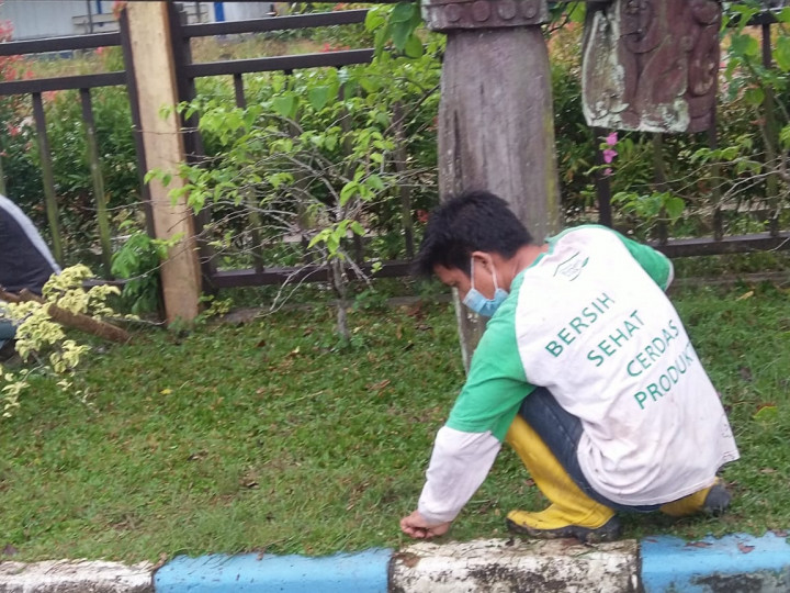 Kegiatan Jum'at Bersih di Lokasi Sekitar Lamin Budaya Pampang