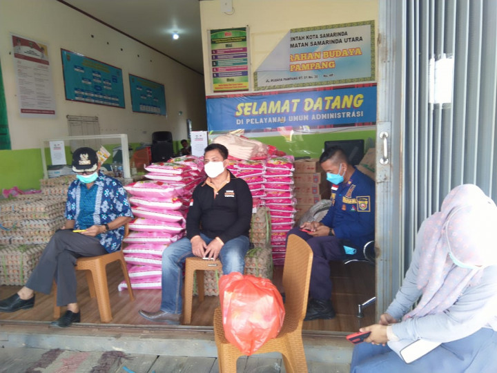 Pemberian Bantuan Untuk Warga Budaya Pampang Yang Positif Covid 19