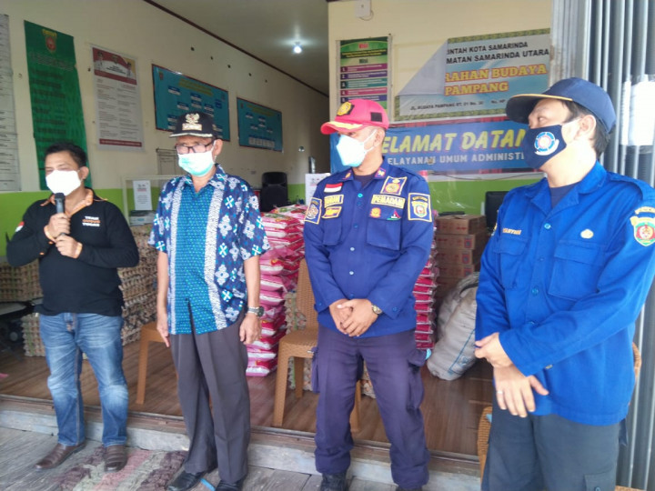 Pemberian Bantuan Untuk Warga Budaya Pampang Yang Positif Covid 19