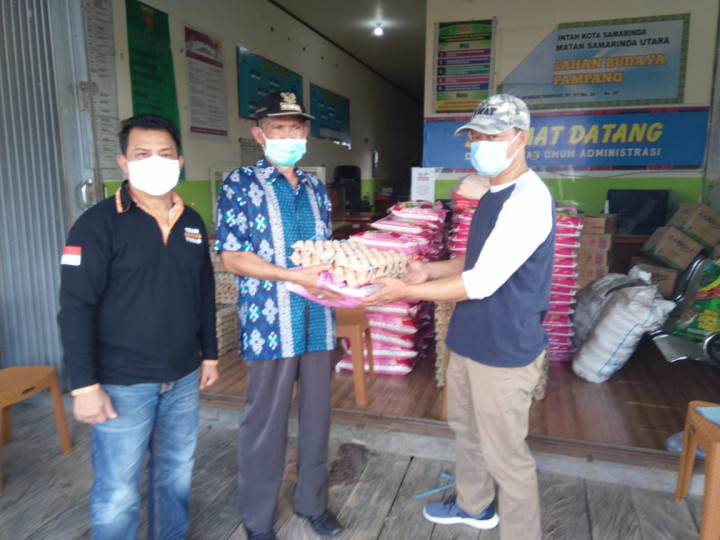 Pemberian Bantuan Untuk Warga Budaya Pampang Yang Positif Covid 19