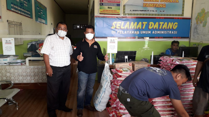 Pemberian Bantuan Untuk Warga Budaya Pampang Yang Positif Covid 19
