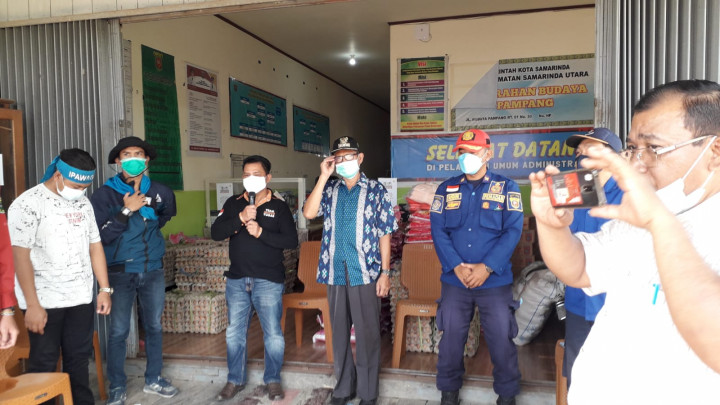 Pemberian Bantuan Untuk Warga Budaya Pampang Yang Positif Covid 19