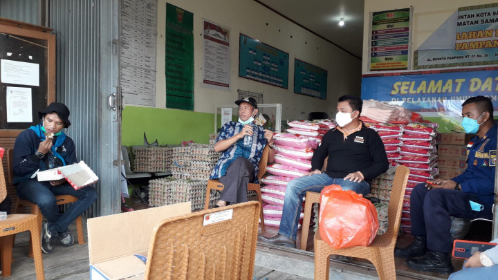 Pemberian Bantuan Untuk Warga Budaya Pampang Yang Positif Covid 19