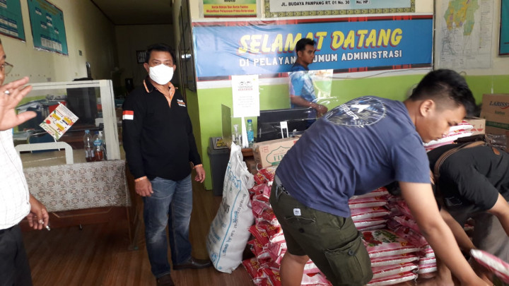 Pemberian Bantuan Untuk Warga Budaya Pampang Yang Positif Covid 19