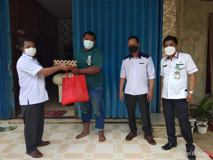 Pemberian Bantuan Untuk Warga Budaya Pampang Yang Positif Covid 19