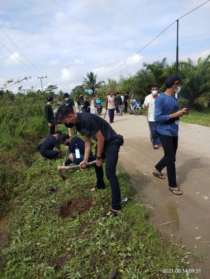 Kegiatan Gotong Royong Bersama Anak KKN (14 Agustus 2021)