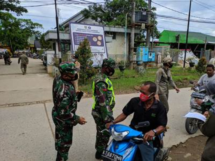 Foto Kegiatan Operasi Yustisi didepan Kantor Kecamatan Samarinda Utara (Selasa, 12 Oktober 2021)