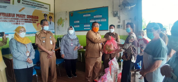 Foto Kegiatan Penyerahan Paket Sembako Hari Besar Keagamaan Nasional (Selasa, 07 Desember 2021)