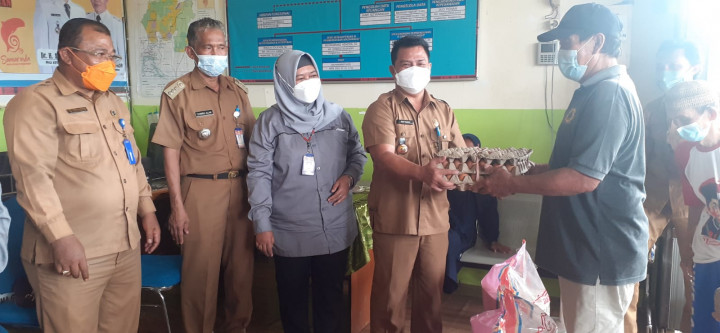 Foto Kegiatan Penyerahan Paket Sembako Hari Besar Keagamaan Nasional (Selasa, 07 Desember 2021)