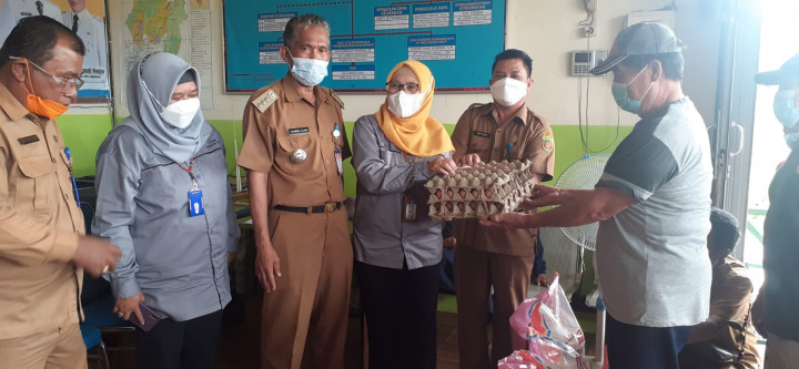 Foto Kegiatan Penyerahan Paket Sembako Hari Besar Keagamaan Nasional (Selasa, 07 Desember 2021)