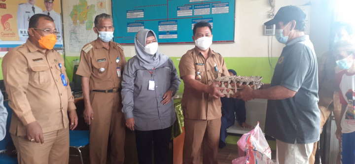 Foto Kegiatan Penyerahan Paket Sembako Hari Besar Keagamaan Nasional (Selasa, 07 Desember 2021)