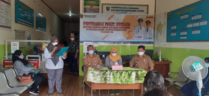 Foto Kegiatan Penyerahan Paket Sembako Hari Besar Keagamaan Nasional (Selasa, 07 Desember 2021)