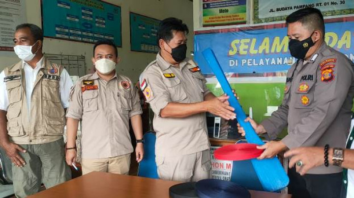 Foto Kegiatan Penyerahan Perahu, Dayung, dan Tali Webbing Kepada Kelurahan Tangguh Bencana (Rabu, 22 Desember 2021)