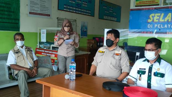 Foto Kegiatan Penyerahan Perahu, Dayung, dan Tali Webbing Kepada Kelurahan Tangguh Bencana (Rabu, 22 Desember 2021)