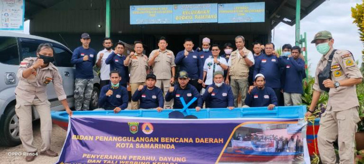 Foto Kegiatan Penyerahan Perahu, Dayung, dan Tali Webbing Kepada Kelurahan Tangguh Bencana (Rabu, 22 Desember 2021)