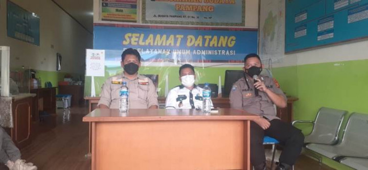 Foto Kegiatan Penyerahan Perahu, Dayung, dan Tali Webbing Kepada Kelurahan Tangguh Bencana (Rabu, 22 Desember 2021)