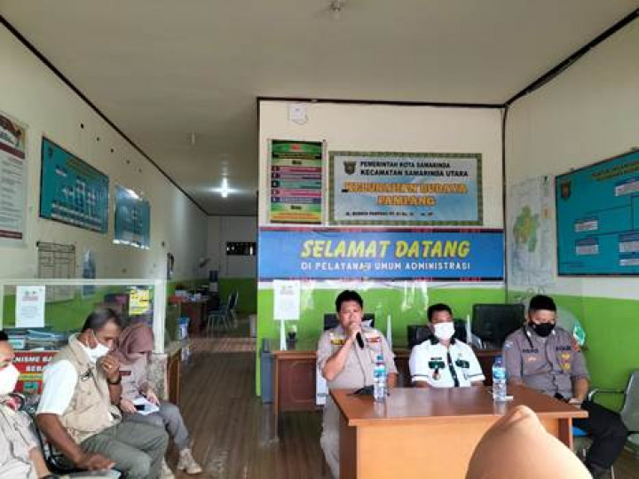 Foto Kegiatan Penyerahan Perahu, Dayung, dan Tali Webbing Kepada Kelurahan Tangguh Bencana (Rabu, 22 Desember 2021)