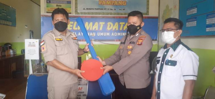 Foto Kegiatan Penyerahan Perahu, Dayung, dan Tali Webbing Kepada Kelurahan Tangguh Bencana (Rabu, 22 Desember 2021)
