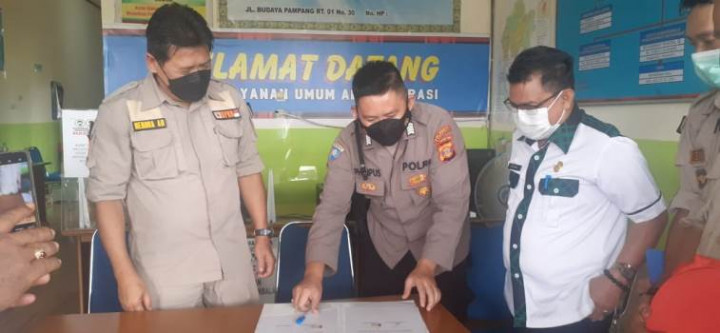 Foto Kegiatan Penyerahan Perahu, Dayung, dan Tali Webbing Kepada Kelurahan Tangguh Bencana (Rabu, 22 Desember 2021)