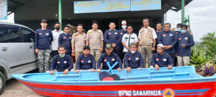 Foto Kegiatan Penyerahan Perahu, Dayung, dan Tali Webbing Kepada Kelurahan Tangguh Bencana (Rabu, 22 Desember 2021)
