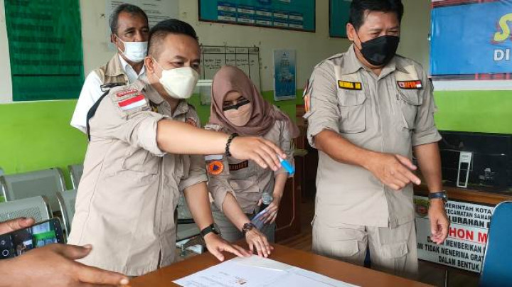 Foto Kegiatan Penyerahan Perahu, Dayung, dan Tali Webbing Kepada Kelurahan Tangguh Bencana (Rabu, 22 Desember 2021)
