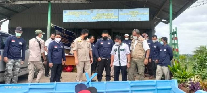 Foto Kegiatan Penyerahan Perahu, Dayung, dan Tali Webbing Kepada Kelurahan Tangguh Bencana (Rabu, 22 Desember 2021)