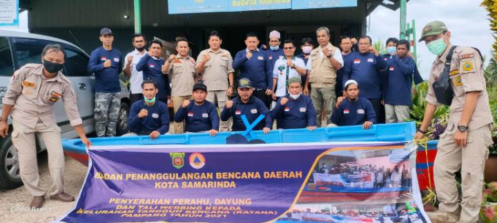 Foto Kegiatan Penyerahan Perahu, Dayung, dan Tali Webbing Kepada Kelurahan Tangguh Bencana (Rabu, 22 Desember 2021)