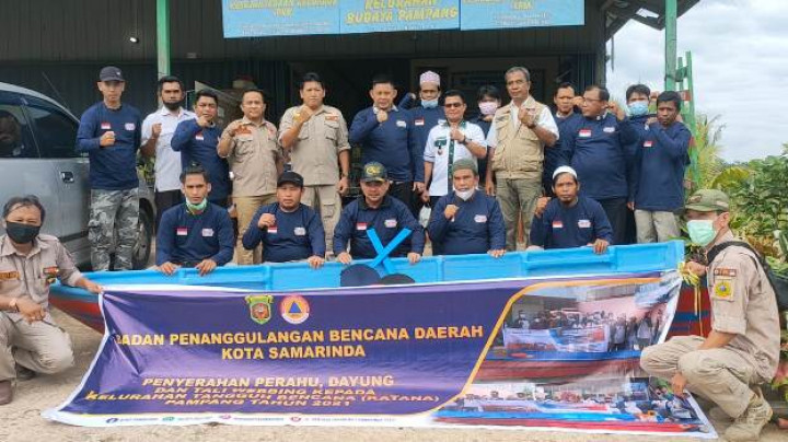 Foto Kegiatan Penyerahan Perahu, Dayung, dan Tali Webbing Kepada Kelurahan Tangguh Bencana (Rabu, 22 Desember 2021)