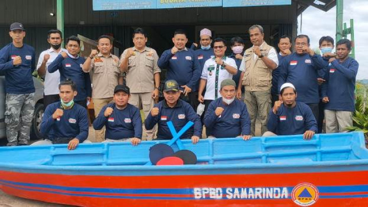 Foto Kegiatan Penyerahan Perahu, Dayung, dan Tali Webbing Kepada Kelurahan Tangguh Bencana (Rabu, 22 Desember 2021)