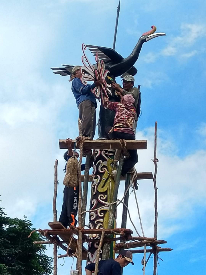 Perbaikan & pengecatan beberapa ornamen Lamin Adat Pemung Tawai Desa Budaya Pampang dlm rangka persiapan acara "Syukuran Pasca Panen & Ultah Pampang ke-49 tahun yg rencananya akan dilaksanakan pada tgl 23-26 Juni 2022.