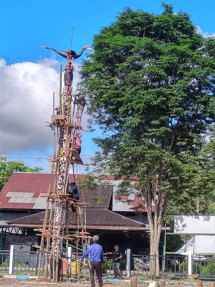 Perbaikan & pengecatan beberapa ornamen Lamin Adat Pemung Tawai Desa Budaya Pampang dlm rangka persiapan acara "Syukuran Pasca Panen & Ultah Pampang ke-49 tahun yg rencananya akan dilaksanakan pada tgl 23-26 Juni 2022.