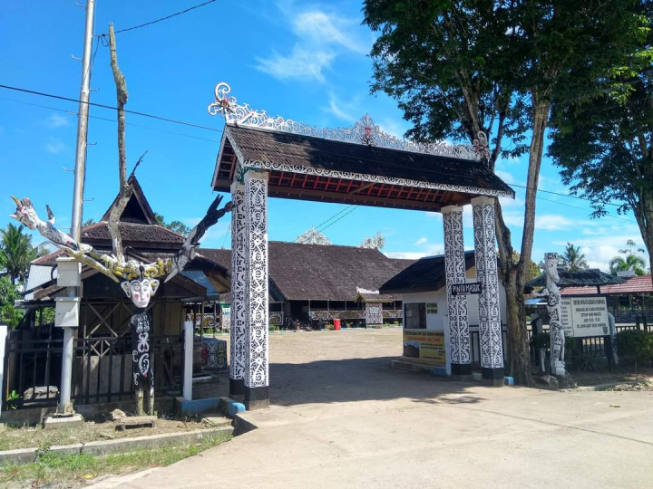 Perbaikan & pengecatan beberapa ornamen Lamin Adat Pemung Tawai Desa Budaya Pampang dlm rangka persiapan acara "Syukuran Pasca Panen & Ultah Pampang ke-49 tahun yg rencananya akan dilaksanakan pada tgl 23-26 Juni 2022.