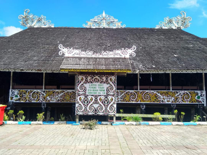 Perbaikan & pengecatan beberapa ornamen Lamin Adat Pemung Tawai Desa Budaya Pampang dlm rangka persiapan acara "Syukuran Pasca Panen & Ultah Pampang ke-49 tahun yg rencananya akan dilaksanakan pada tgl 23-26 Juni 2022.