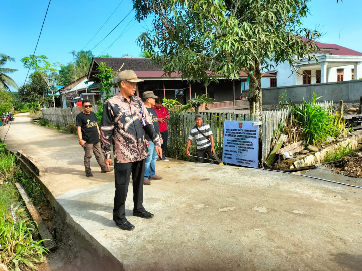 Peninjauan Pelaksanaan Proyek Probebaya Thn 2022 di Kelurahan Budaya Pampang oleh Camat Samarinda Utara bersama dengan Lurah, Sekretaris dan POKMAS Kel. Budaya Pampang tgl 03 Juni 2022