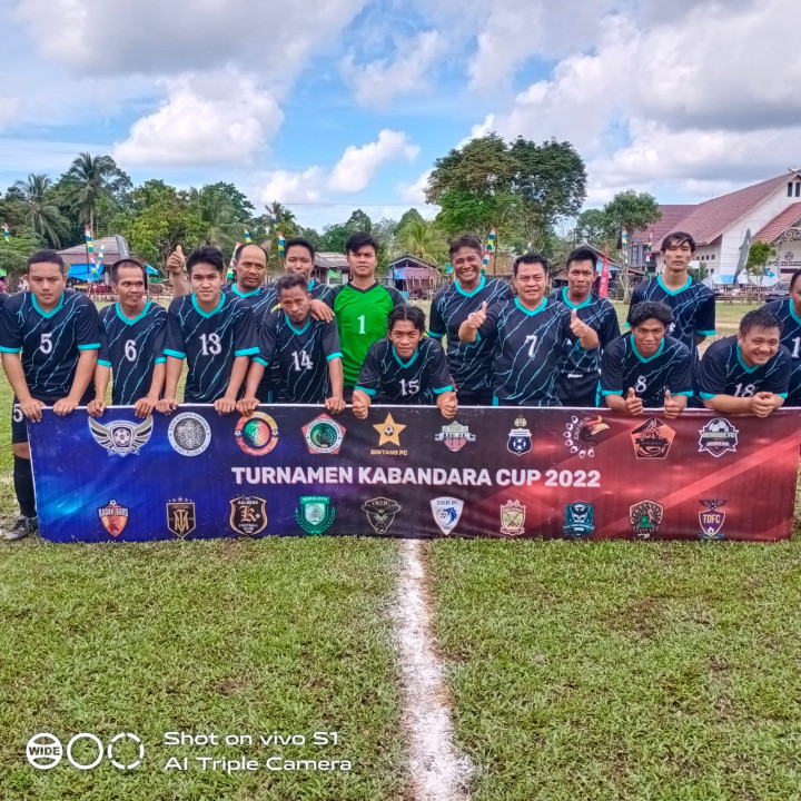 Mengikuti Pertandingan Sepak Bola Kabandara Cup Apt Pranoto Samarinda thn 2022, Tim Kelurahan Budaya Pampang Melawan Kesebelasan Muara Badak, 16 Juni 2022