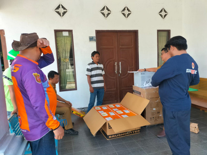 Penyerahan Peralatan Kerja Sapras.. dari Lurah Budaya Pampang ke Pokmas... selanjutnya ke Masing-masing Ketua RT dari Program Probebaya thn 2022 Pemerintah Kota Samarinda.