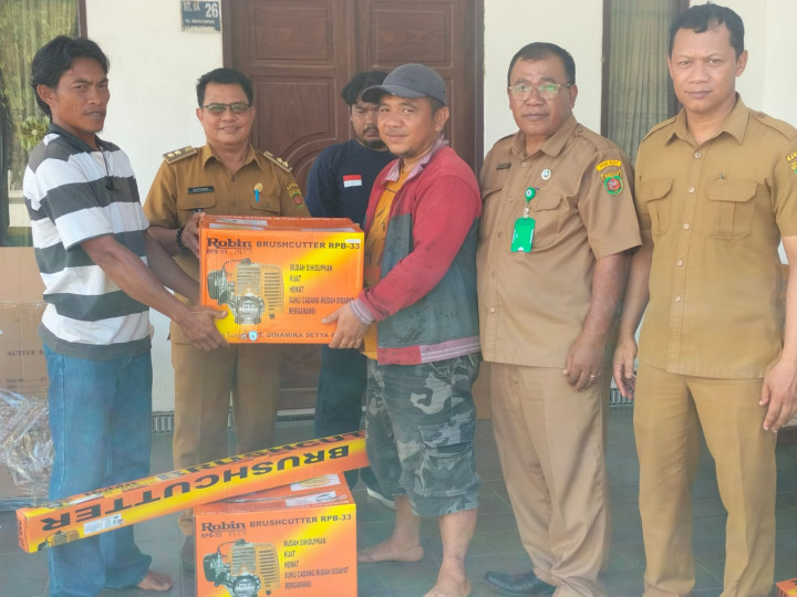 Penyerahan Peralatan Kerja Sapras.. dari Lurah Budaya Pampang ke Pokmas... selanjutnya ke Masing-masing Ketua RT dari Program Probebaya thn 2022 Pemerintah Kota Samarinda.