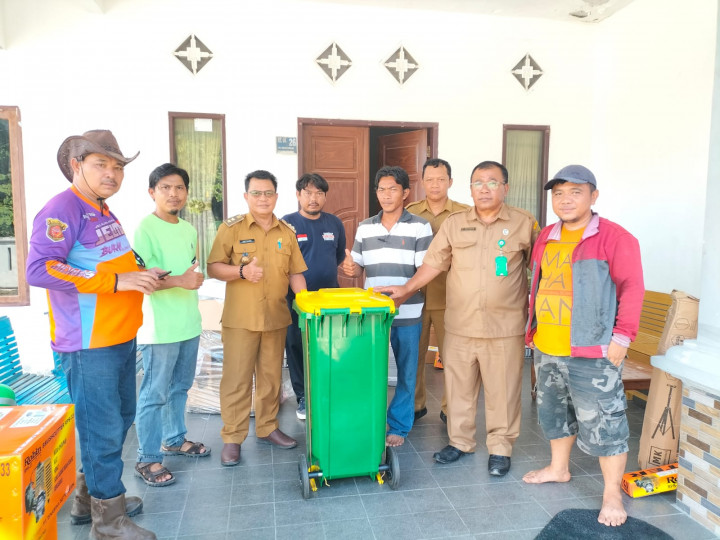 Penyerahan Peralatan Kerja Sapras.. dari Lurah Budaya Pampang ke Pokmas... selanjutnya ke Masing-masing Ketua RT dari Program Probebaya thn 2022 Pemerintah Kota Samarinda.