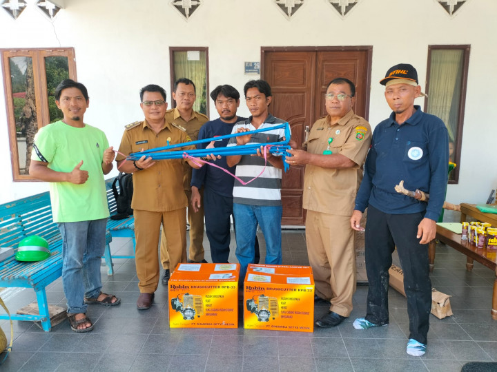 Penyerahan Peralatan Kerja Sapras.. dari Lurah Budaya Pampang ke Pokmas... selanjutnya ke Masing-masing Ketua RT dari Program Probebaya thn 2022 Pemerintah Kota Samarinda.