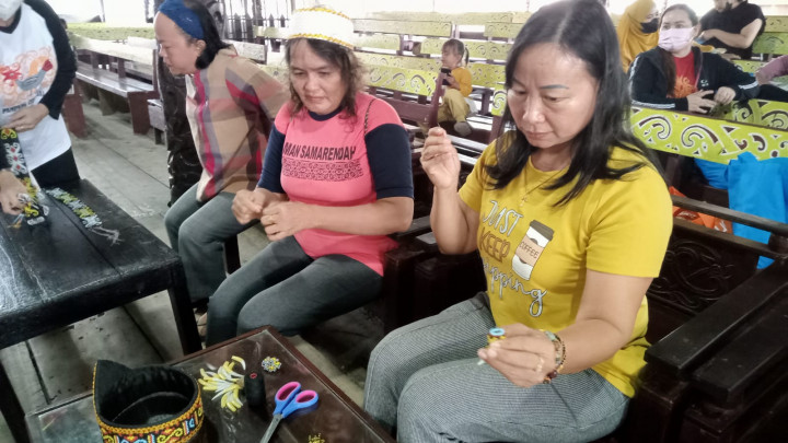 Pelatihan Kerajinan Manik (RT. 01, RT. 03, RT. 04 dan RT. 05) Kegiatan Pemberdayaan Masyarakat (Pro Bebaya) Kelurahan Budaya Pampang Tgl. 07 Juli 2022