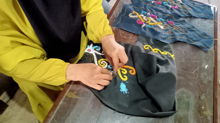 Pelatihan Kerajinan Manik (RT. 01, RT. 03, RT. 04 dan RT. 05) Kegiatan Pemberdayaan Masyarakat (Pro Bebaya) Kelurahan Budaya Pampang Tgl. 07 Juli 2022