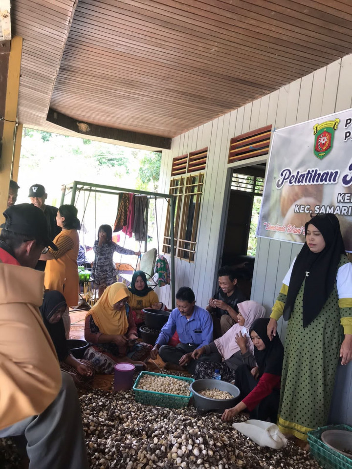 Pelatihan Kupas Kemiri (RT. 06) Pada Kegiatan Pemberdayaan Masyarakat (Pro Bebaya) Kelurahan Budaya Pampang Tgl. 17 Juli 2022