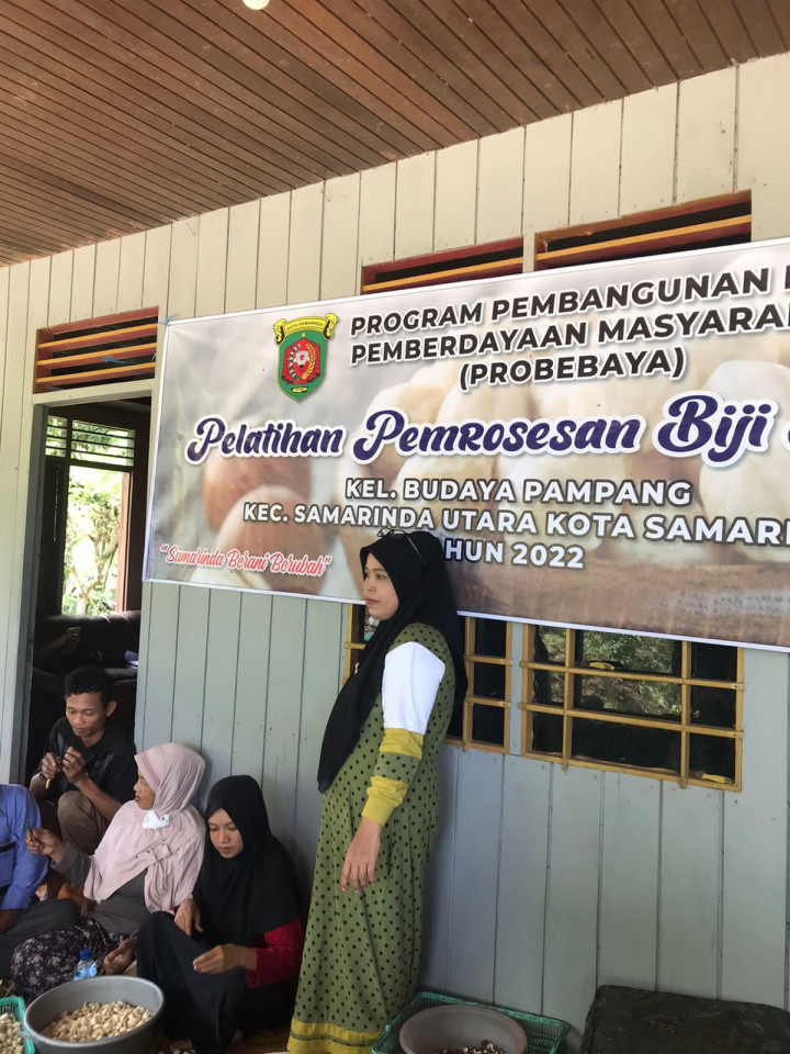 Pelatihan Kupas Kemiri (RT. 06) Pada Kegiatan Pemberdayaan Masyarakat (Pro Bebaya) Kelurahan Budaya Pampang Tgl. 17 Juli 2022
