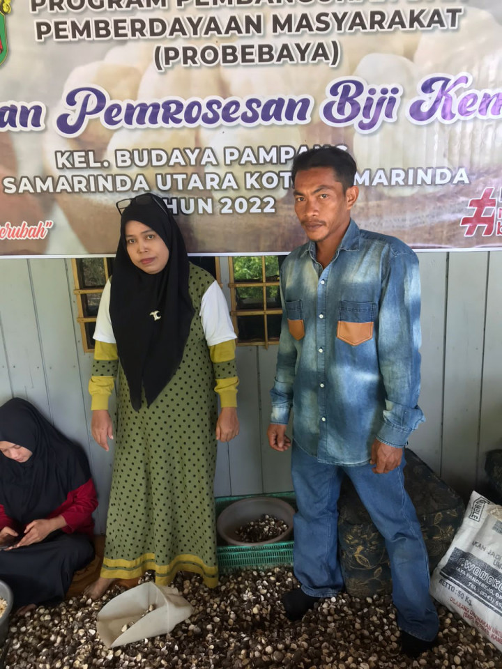 Pelatihan Kupas Kemiri (RT. 06) Pada Kegiatan Pemberdayaan Masyarakat (Pro Bebaya) Kelurahan Budaya Pampang Tgl. 17 Juli 2022