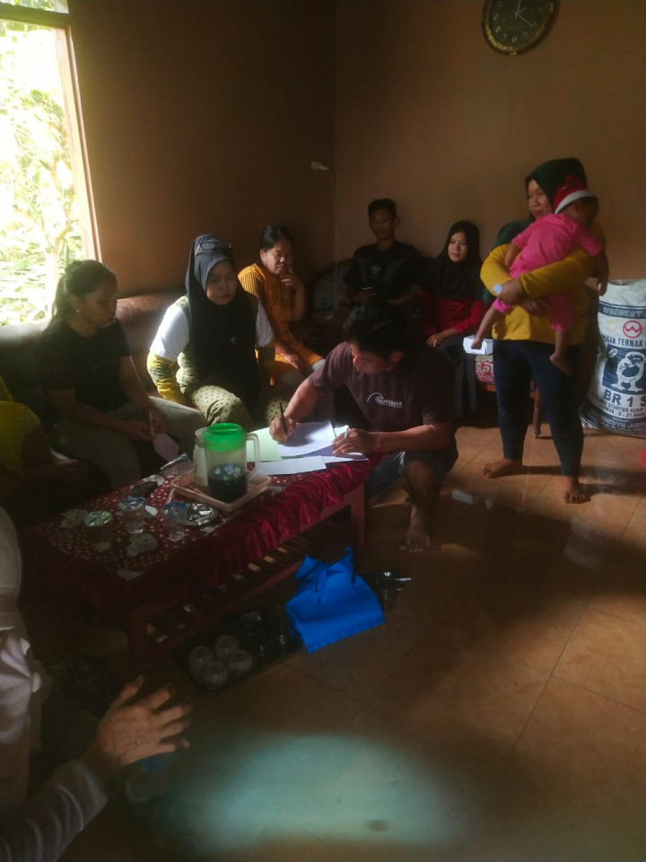 Pelatihan Kupas Kemiri (RT. 06) Pada Kegiatan Pemberdayaan Masyarakat (Pro Bebaya) Kelurahan Budaya Pampang Tgl. 17 Juli 2022