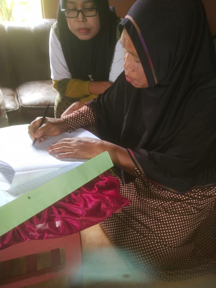 Pelatihan Kupas Kemiri (RT. 06) Pada Kegiatan Pemberdayaan Masyarakat (Pro Bebaya) Kelurahan Budaya Pampang Tgl. 17 Juli 2022