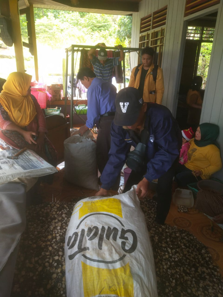 Pelatihan Kupas Kemiri (RT. 06) Pada Kegiatan Pemberdayaan Masyarakat (Pro Bebaya) Kelurahan Budaya Pampang Tgl. 17 Juli 2022